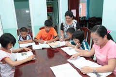 Giò học tại nhà của trẻ em ở Làng trẻ em SOS Quy Nhơn, tỉnh Bình Định. (Ảnh: Anh Tuấn/TTXVN)