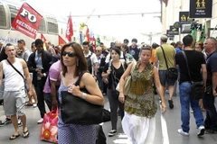 Du khách đi bộ khi công nhân của Công ty đường sắt Pháp đình công. (Nguồn: AFP)