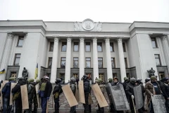 Người biểu tình tập trung bên ngoài trụ sở quốc hội Ukraine tại thủ đô Kiev ngày 22/2. (Ảnh: AFP/TTXVN)