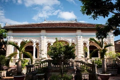 Nhà cổ Cai Cường là công trình kiến trúc mang dáng dấp châu Âu pha lẫn nét Á Đông cổ xưa trong không gian của miệt vườn Tây Nam Bộ. (Ảnh: Báo ảnh Việt Nam)