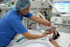 Cấp cứu người bị tai nạn giao thông tại Bệnh viện Việt Đức. (Ảnh: Dương Ngọc/TTXVN)