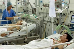 Cấp cứu người bị tai nạn giao thông tại Bệnh viện Việt Đức. (Ảnh: Dương Ngọc/TTXVN)