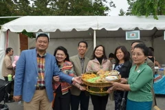 Đại diện các nước giới thiệu món ăn tại lễ hội. (Ảnh: Hoa-Luyến-Hải/Vietnam+)