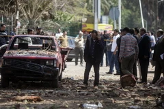Lực lượng an ninh tại hiện trường sau vụ đánh bom gần Đại học Cairo, ngày 2/4. (Ảnh: AFP/TTXVN)