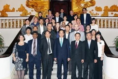 Thủ tướng tiếp các nhà báo dự Hội nghị mạng thông tin châu Á