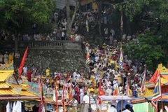 Thừa Thiên-Huế: Hàng vạn khách dự lễ hội truyền thống Hòn Chén 