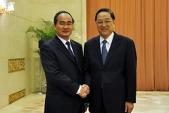 Chủ tịch Ủy ban toàn quốc Hội nghị Chính trị Hiệp thương nhân dân Trung Quốc Du Chính Thanh (bên phải) đón Chủ tịch Ủy ban Trung ương Mặt trận Tổ quốc Việt Nam Nguyễn Thiện Nhân. (Ảnh: Phóng viên TTXVN tại Trung Quốc)