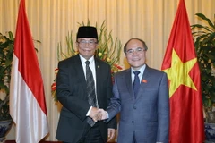 Chủ tịch Quốc hội Nguyễn Sinh Hùng đón và hội đàm với Chủ tịch Hội đồng Hiệp thương Nhân dân Indonesia Sidarto Danusubroto. (Ảnh: Nhan Sáng/TTXVN)