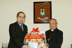 Chủ tịch Ủy ban TW MTTQ Việt Nam Nguyễn Thiện Nhân tặng quà Tổng Giám mục Tổng Giáo phận Hà Nội Nguyễn Văn Nhơn. (Ảnh: Nguyễn Dân/TTXVN)