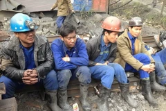 Các lực lượng cứu hộ mệt mỏi sau một đêm làm cứu nạn trong hầm lò. (Ảnh: Hoàng Nguyễn/Vietnam+)