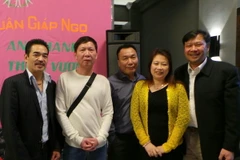 Ông Phú (áo Trắng) cùng các thành viên trong Ban tổ chức đêm giao lưu mừng Xuân và ủng hộ đồng bào miền Trung. (Ảnh: Đỗ Sinh/Vietnam+)