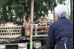 Thầy mo xướng lễ ở mâm cúng chính.