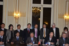 Bộ trưởng Hà Hùng Cường và Chủ tịch Hội đồng Công chứng tối cao Pháp Jean Tarrade tại lễ ký Phụ lục Bản ghi nhớ hợp tác. (Ảnh: Bích Hà/Vietnam+) 