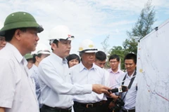 Bộ trưởng kiểm tra việc sửa chữa mặt đường tuyến tránh ở Huế