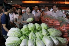 Kiểm tra chất lượng rau củ quả tại chợ đầu mối. (Ảnh minh họa: Thanh Vũ/TTXVN)