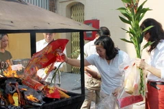 Đốt vàng mã ở các di tích và lễ hội vẫn là vấn đề "nóng"