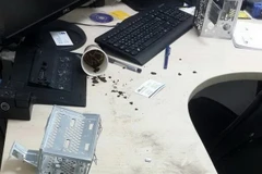Nội thất văn phòng và máy tính bị hư hỏng. (Nguồn: rt.com)