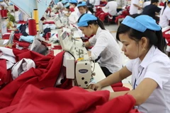 May hàng xuất khẩu tại May Nhà Bè. (Ảnh: Hà Thái/TTXVN)