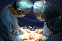 Giáo sư Jean-Baptiste Ricco (giữa) trong một ca phẫu thuật tại Việt Nam. (Ảnh: P.K/Vietnam+)