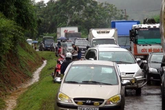 Quốc lộ 70 qua Lào Cai bị ách tắc nhiều giờ do sạt lở đất