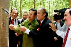 Công ty Quasa-Geruco bắt đầu khai thác mủ cao su tại Lào