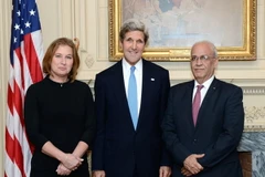 Ngoại trưởng Mỹ (giữa), Bộ trưởng Tư pháp Israel (trái) và Trưởng đoàn đàm phán Palestine tại Washington, DC, ngày 29/7 năm ngoái. (Ảnh: AFP/TTXVN)