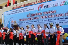 Nuôi dưỡng, “ươm mầm” các thế hệ tương lai ở Trường Sa