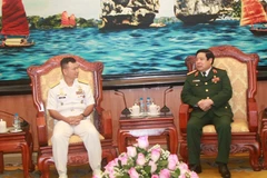 Đại tướng Phùng Quang Thanh, Bộ Trưởng Bộ Quốc phòng tiếp thân mật đoàn Tư lệnh Hải quân Philippin do Ngài Phó Đô đốc Jose Luis M. Alano. (Ảnh: Nguyễn Hồng Pha/TTXVN)