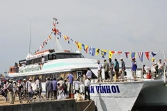 Tàu cao tốc An Vĩnh 1 ở huyện đảo Lý Sơn vận chuyển hành khánh từ đảo đến cảng Sa Kỳ. (Ảnh: Thanh Long/TTXVN)