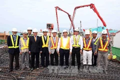  Phó Thủ tướng Nguyễn Xuân Phúc cùng các cán bộ, kỹ sư trên công trường Nút giao thông khác mức Ngã ba Huế. Ảnh: Trần Lê Lâm - TTXVN