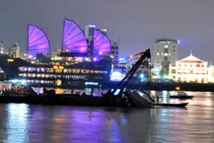 Trục vớt thành công chiếc xà lan bị chìm trên sông Sài Gòn