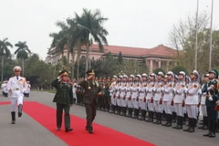 Thượng tướng Đỗ Bá Tỵ và Đại tướng Moeldoko duyệt đội danh dự. (Ảnh: Ông Quốc Chính/Thông tấn Quân sự/TTXVN phát)