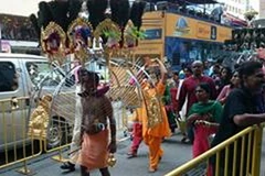 Một nhóm người sùng đạo diễu hành trên phố Serangoon. (Ảnh: Lê Hải/Vietnam+)