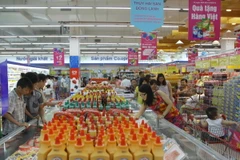 Người Việt chọn mua sản phẩm hàng Việt. (Ảnh: Thanh Vũ/TTXVN)