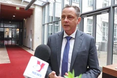 Ông Marko Walde, Trưởng đại diện Phòng Công nghiệp và Thương mại Đức (AHK) tại Việt Nam trả lời phỏng vấn của phóng viên TTXVN. (Ảnh: Mạnh Hùng/TTXVN)