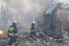 Lực lượng khẩn cấp Ukraine dập lửa tại hiện trường một khu vực bị không kích trong cuộc xung đột Nga-Ukraine ở Dnipro (miền Đông Ukraine) ngày 11/3. (Ảnh: AFP/TTXVN)