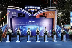 Đại biểu thực hiện nghi thức khai mạc Ngày Sách. (Ảnh: Hồng Giang/TTXVN.)