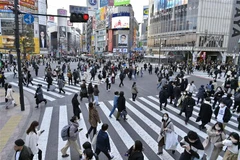 Người dân di chuyển trên một đường phố ở Tokyo, Nhật Bản, ngày 28/2. (Ảnh: Kyodo/TTXVN)