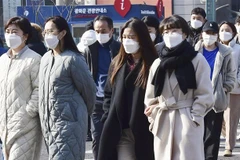 Người dân đeo khẩu trang phòng dịch COVID-19 tại Seoul, Hàn Quốc ngày 26/1. (Ảnh: Kyodo/TTXVN)