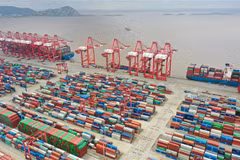 Toàn cảnh cảng hàng hoá Dương Sơn ở Thượng Hải, Trung Quốc ngày 15/4. (Ảnh: THX/TTXVN)