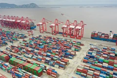 Toàn cảnh cảng hàng hoá Dương Sơn ở Thượng Hải, Trung Quốc ngày 15/4. (Ảnh: THX/TTXVN)