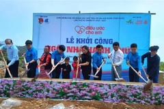 Lễ khởi công xây dựng “nhà hạnh phúc” cho 2 em học sinh mồ côi cả cha lẫn mẹ tại thôn Lũng Lừ A, xã Lũng Pù, huyện Mèo Vạc, tỉnh Hà Giang. (Ảnh: Nguyễn Chiến/TTXVN)