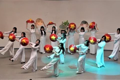 Tiết mục “Hello Việt Nam” do Nhóm múa Lotus, Liên chi đoàn Đại học tổng hợp Nga Hữu nghị giữa các dân tộc (RUDN), biểu diễn. (Ảnh: Duy Trinh/TTXVN)