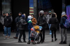 Người dân ở trên phố tại New York, Mỹ ngày 28/3. (Ảnh: THX/TTXVN)
