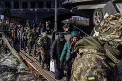 Sơ tán người dân khỏi thành phố chiến sự Mariupol, miền Đông Ukraine. (Ảnh: Dayto News/TTXVN)