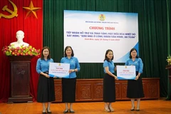 Lãnh đạo Liên đoàn Lao động Hải Phòng tiếp nhận kinh phí hỗ trợ mua điều hòa của các công đoàn cấp trên cơ sở. (Ảnh: TTXVN)