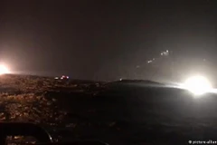 Hoạt động tìm kiếm, cứu hộ vụ rơi trực thăng. (Nguồn: dw.com)