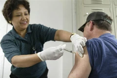 Nhân viên y tế tiêm vaccine phòng cúm mùa cho người dân tại Los Angeles, bang California, Mỹ. (Ảnh: AFP/TTXVN)