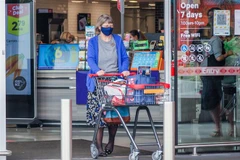 Người dân mua sắm tại Christchurch, New Zealand (Ảnh: THX/ TTXVN)