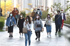 Người dân đeo khẩu trang phòng dịch COVID-19 tại Hong Kong, Trung Quốc ngày 10/3. (Ảnh: THX/TTXVN)